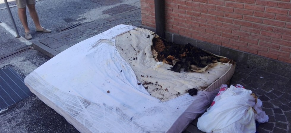 Paura a Trento nella notte, va a fuoco un materasso e alcune persone restano intossicate